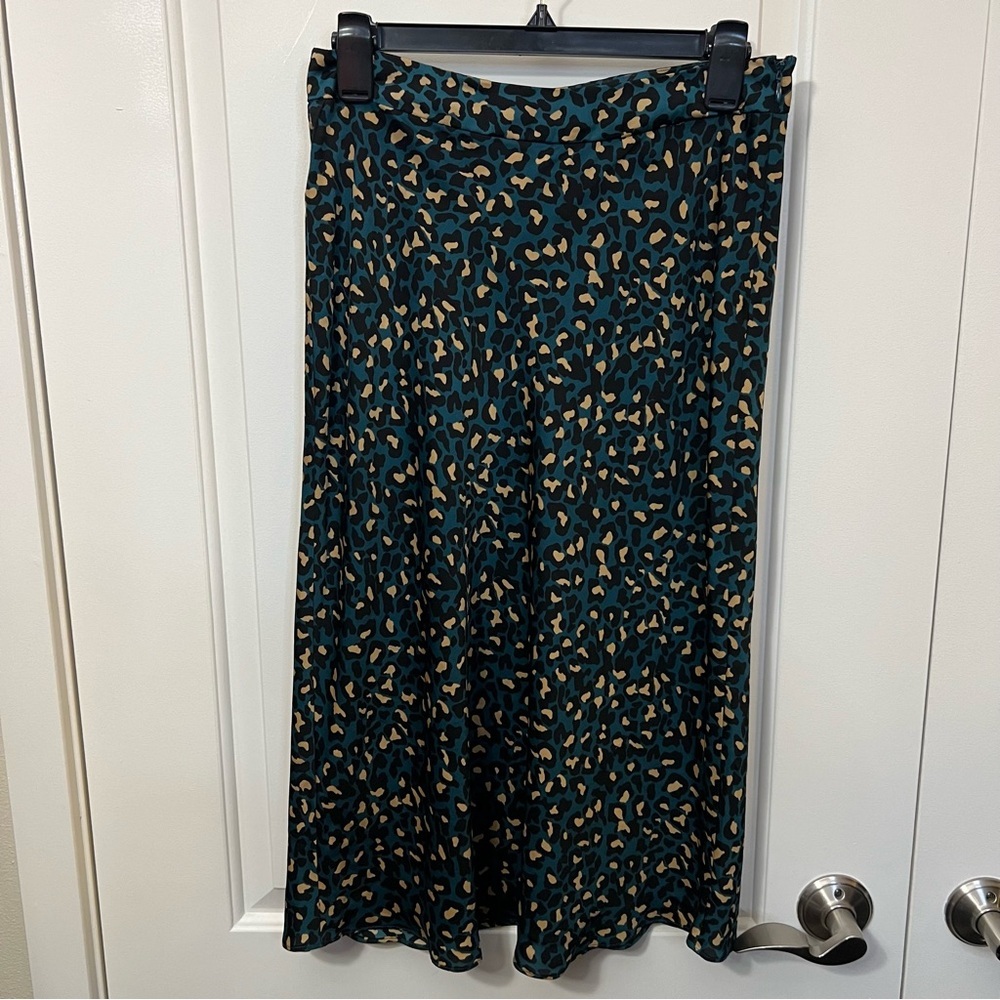 BCBGeneration leopard print skirt. EUC size 6. Teal, beige, black below the knee